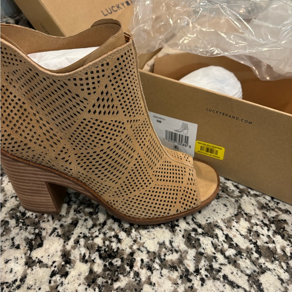 NWT Lucky Brand sz 8 open toe booties.